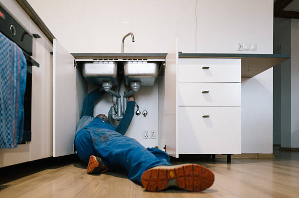 Professional Emergency Plumber technician working in Lansing, IL